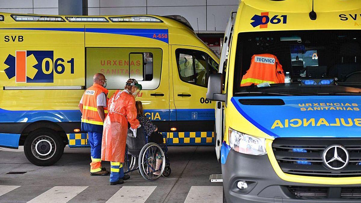 Ambulancias en la puerta de entrada del Servicio de Urgencias del Hospital de A Coruña.