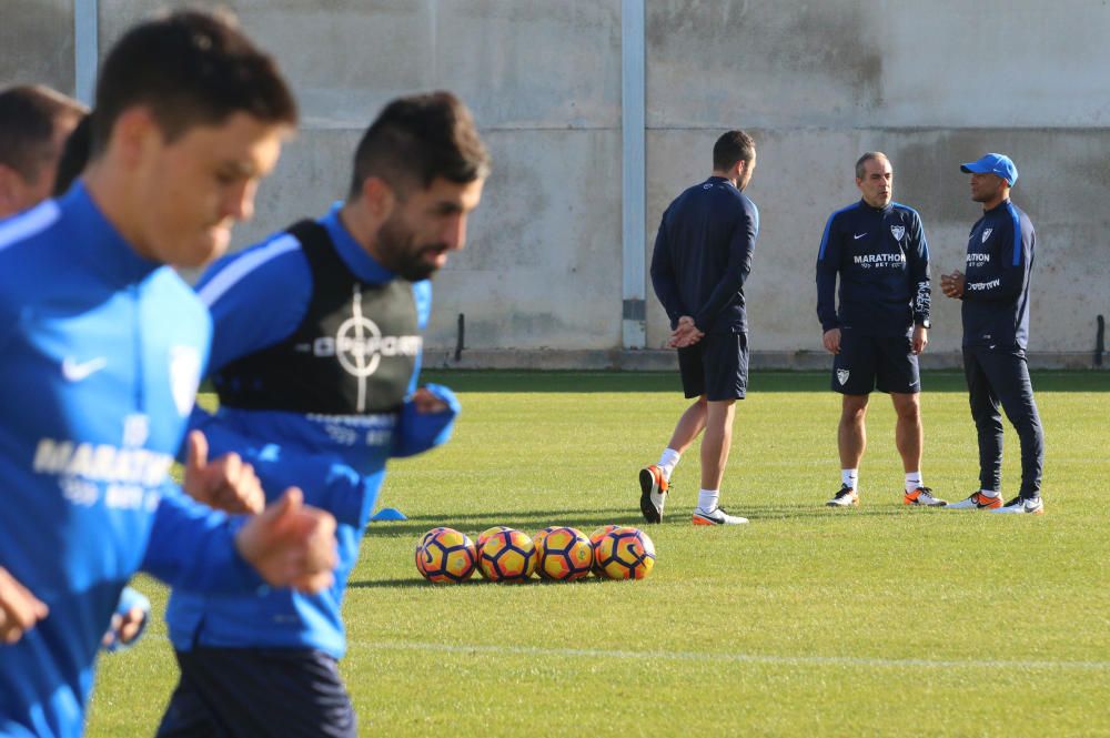 La primera plantilla, con la ausencia de Carlos Kameni y la visita del exmalaguista Juanmi, vuelve al trabajo tras las vacaciones de Navidad bajo las órdenes de Marcelo el ''Gato'' Romero.