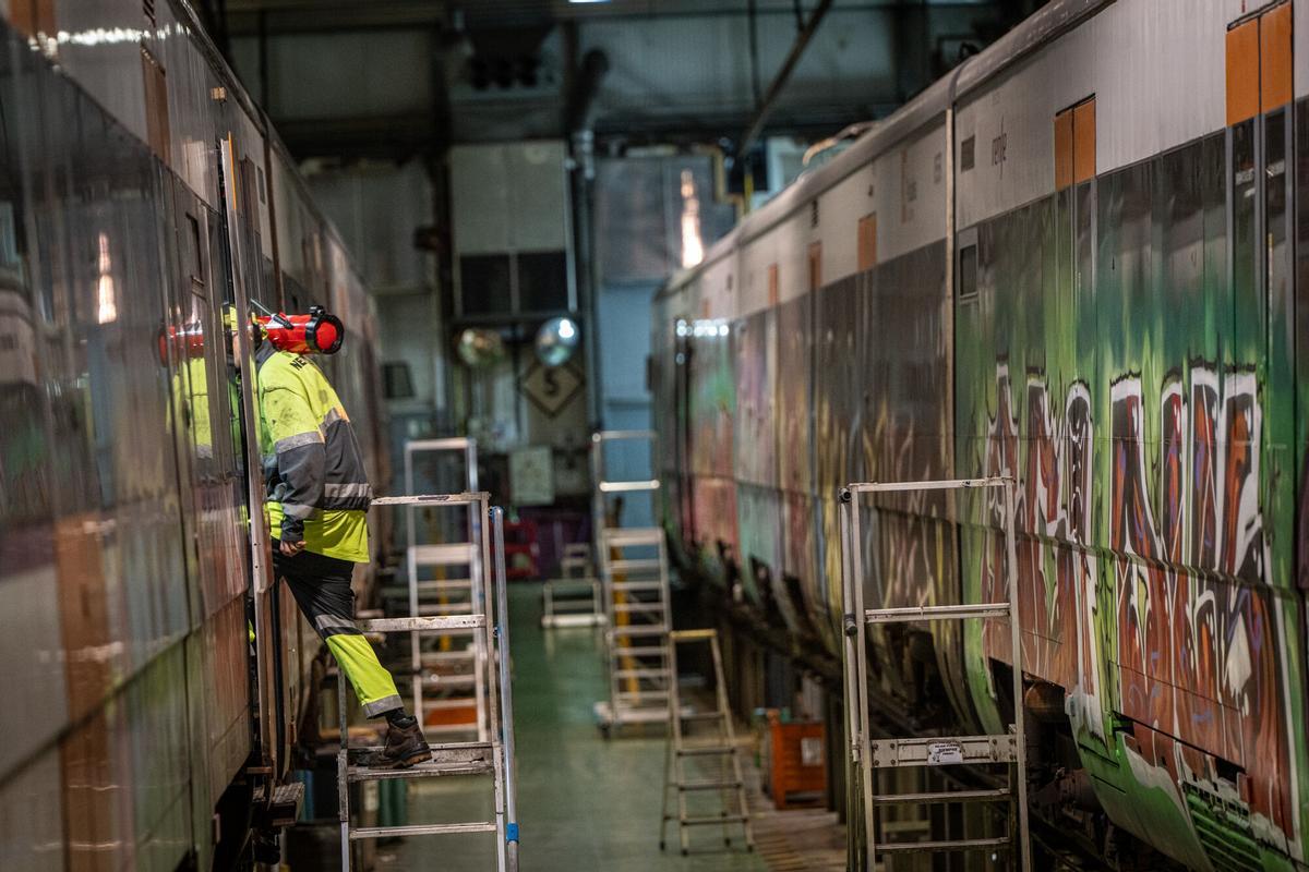 Proceso de limpieza de grafitis e instalación de vinilos en trenes de Rodalies.