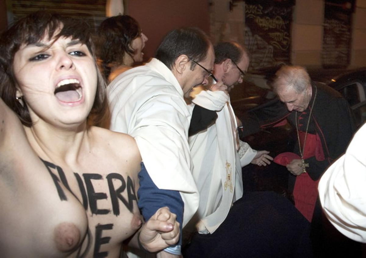 Una de les activistes de Femen protesta davant de Rouco Varela a l’entrada de la parròquia de Los Santos Justo i Pastor.