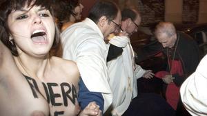 Una de les activistes de Femen protesta davant de Rouco Varela a l’entrada de la parròquia de Los Santos Justo i Pastor.