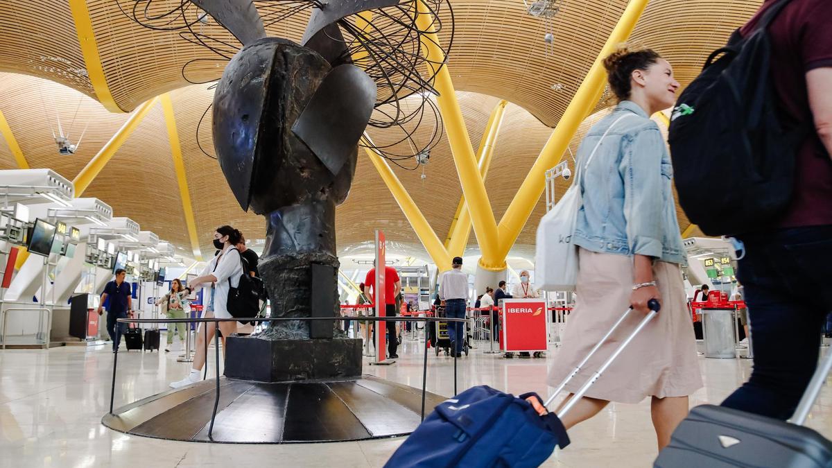 Pasajeros con sus maletas en la Terminal 4 del Aeropuerto Adolfo Suárez Madrid Barajas.