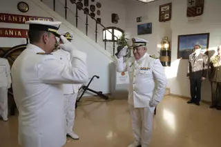 Rafael Torrecillas releva a Joaquín Vegara como comandante naval de Alicante