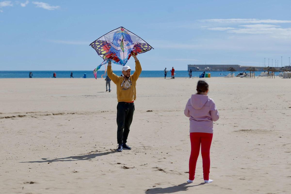 Volando una cometa este Lunes de Pascua en la playa de Las Arenas de València.