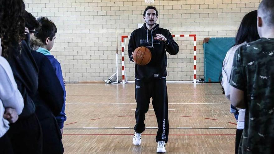 Víctor Pérez da unos consejos a los estudiantes del IES Pando.