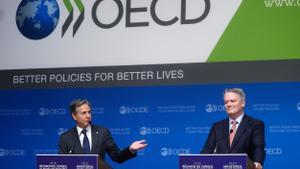El secretario general de la OCDE, Mathias Cormann, y el secretario de Estado de EEUU, Anthony Blinken, el pasado 6 de octubre.