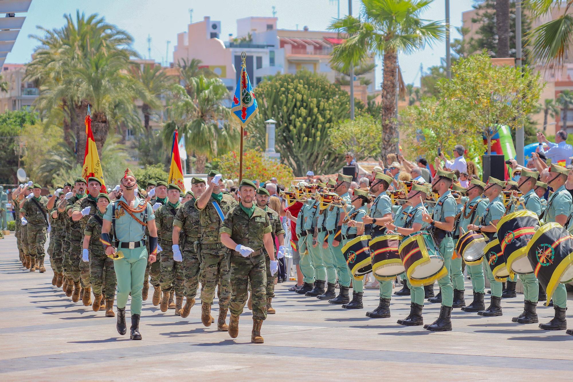 Sol y fidelidad a la bandera en Torrevieja