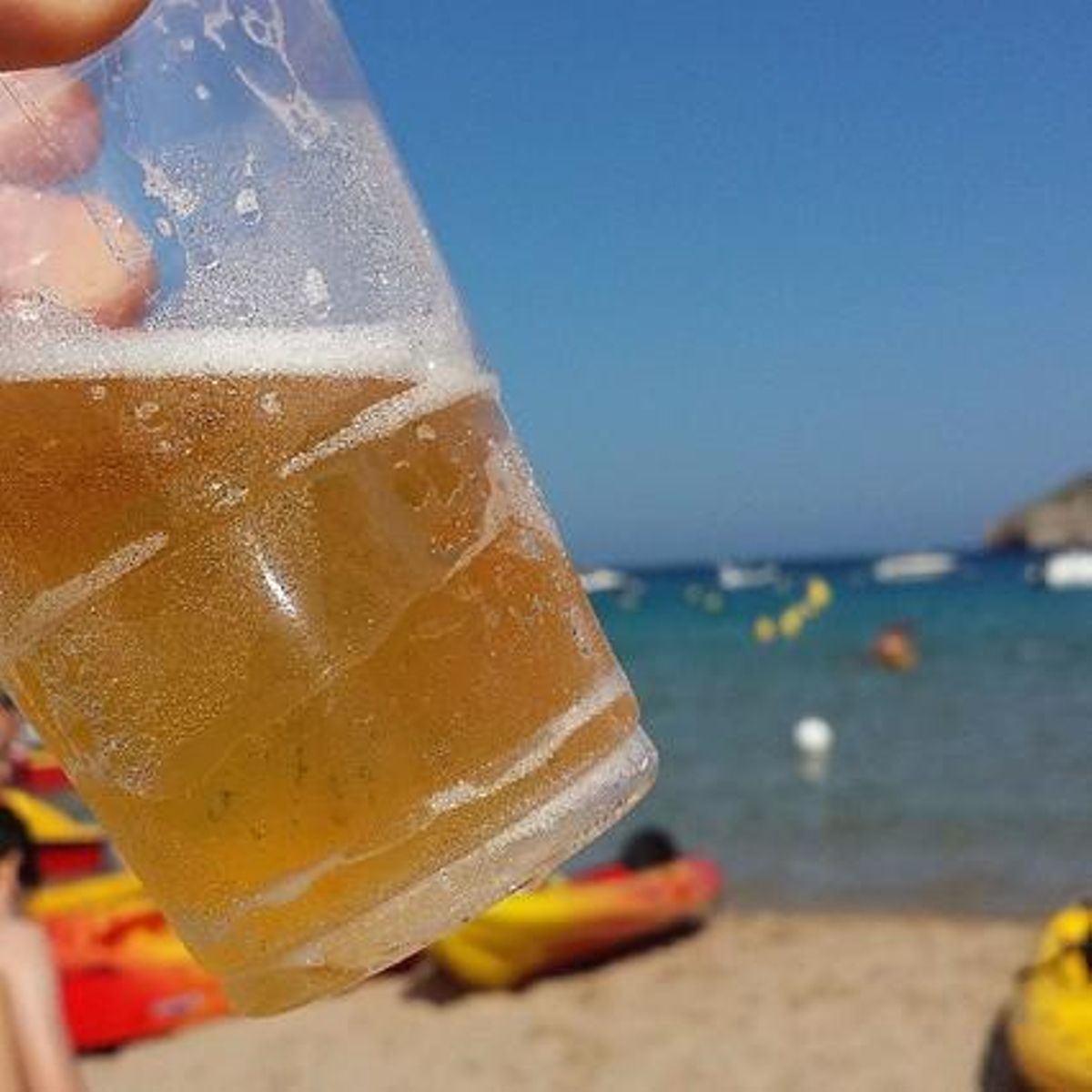 Prenent una cervesa a cala Montgó.