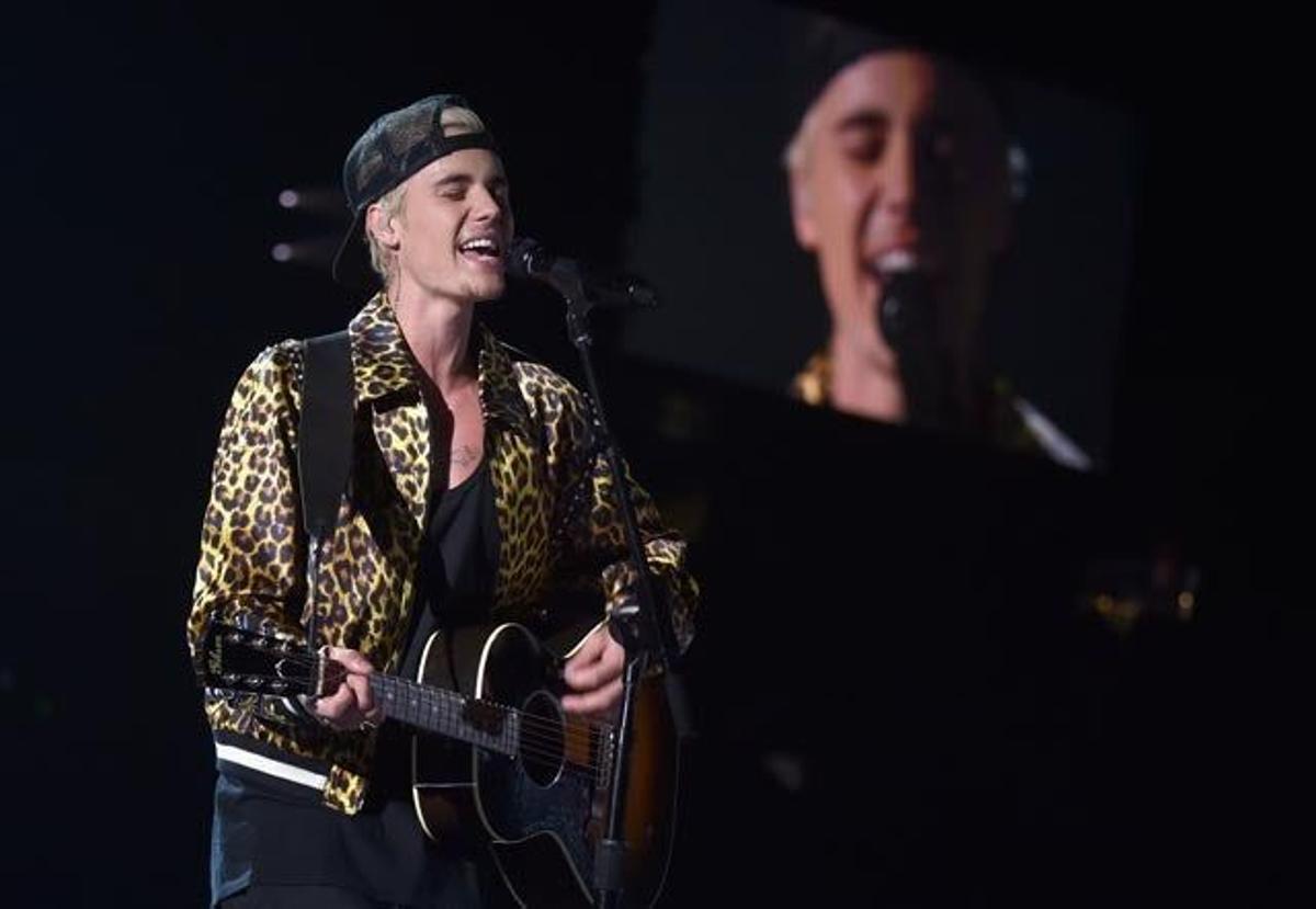 Justin Bieber, durante su actuación en los Grammy 2016.