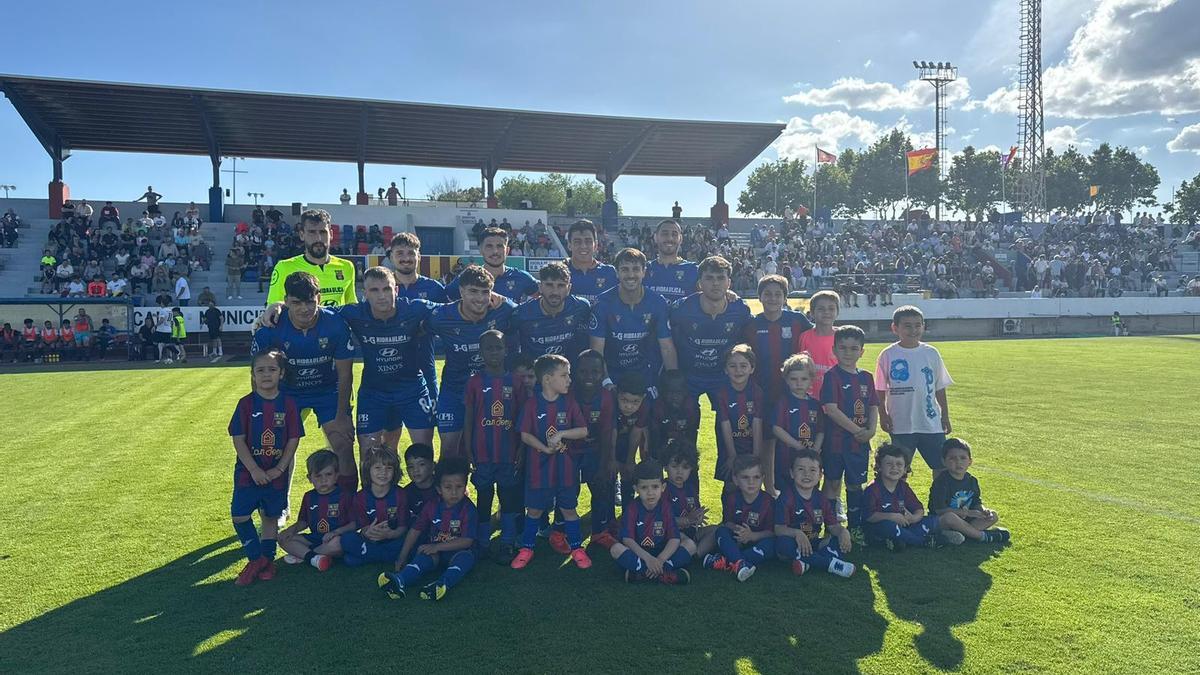 El Poblense posa antes de un partido.