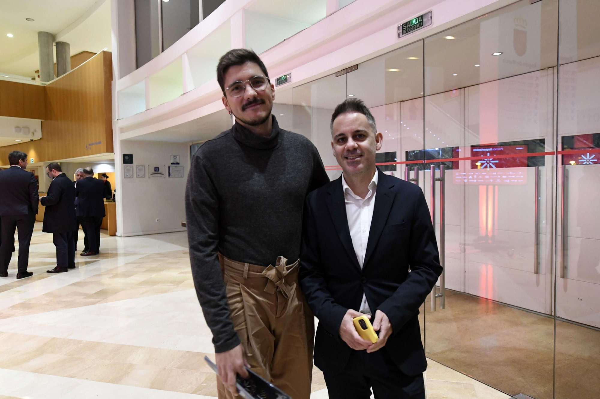 Ángel Cruz (d), Premio Importante de Abril, y un acompañante