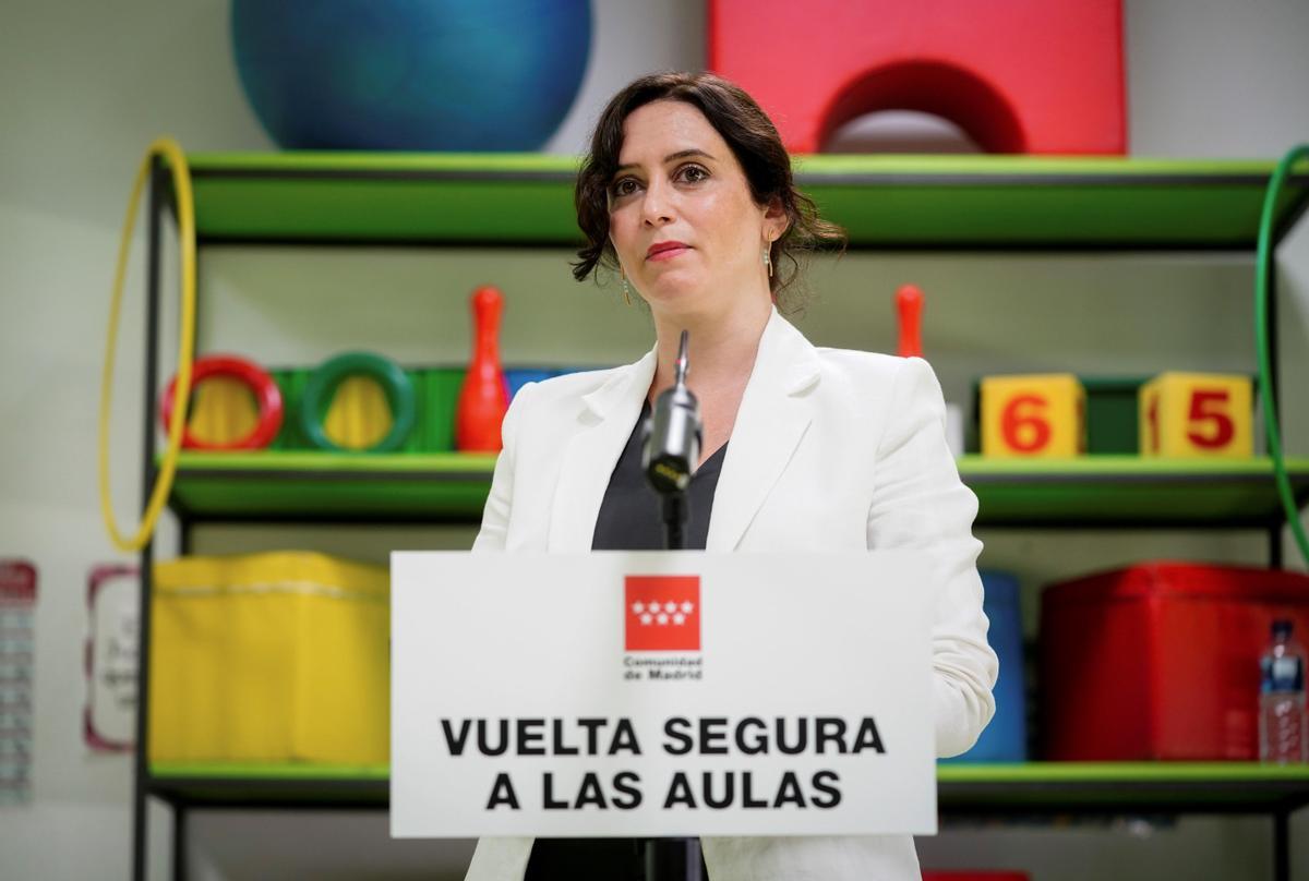 Mestres sense vacunar: el Govern Ayuso culpa el Govern Sánchez en cartes oficials Mestres sense vacunar: el Govern Ayuso culpa el Govern Sánchez en cartes oficials