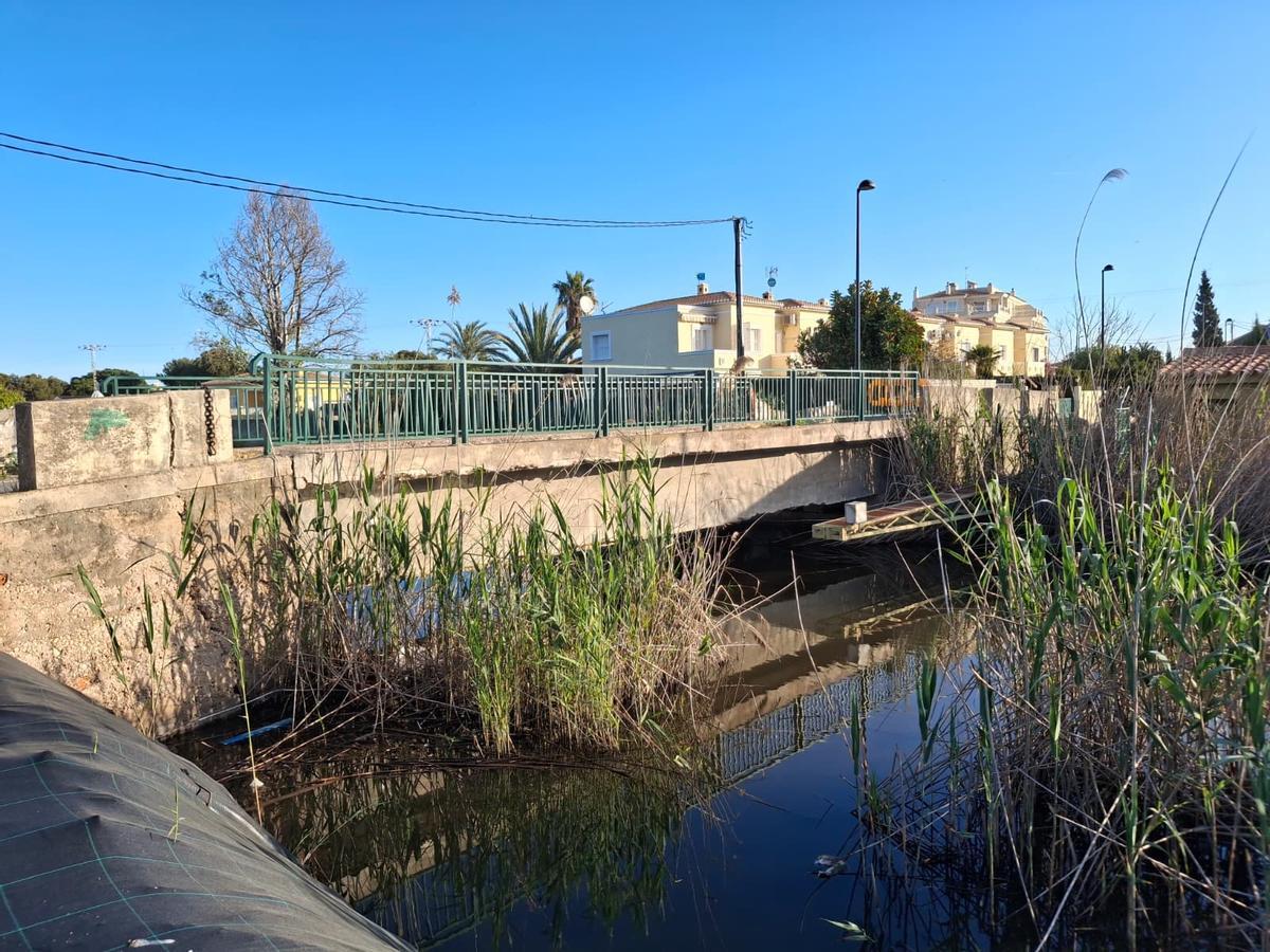 El puente, clausurado desde diciembre, amenaza con hundirse