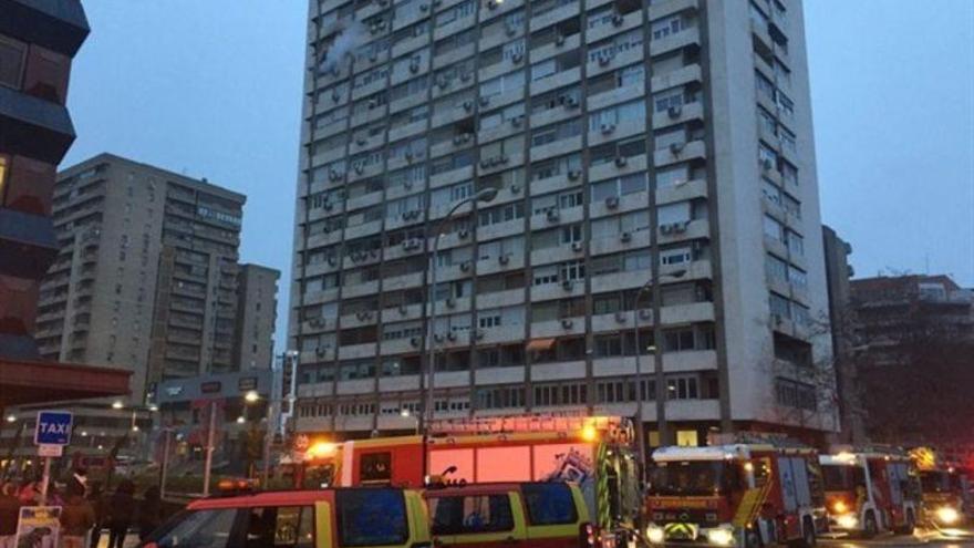 Un incendio en un edificio de 25 plantas obliga desalojar más de 150 viviendas al lado Bernabéu