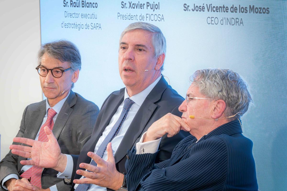 Mesa redonda empresarial sobre industria, energía y tecnología con la participación de Xavier Pujol, de Ficosa; José Vicente de los Mozos, de Indra, y Emiliano López-Achurra, de Petronor.