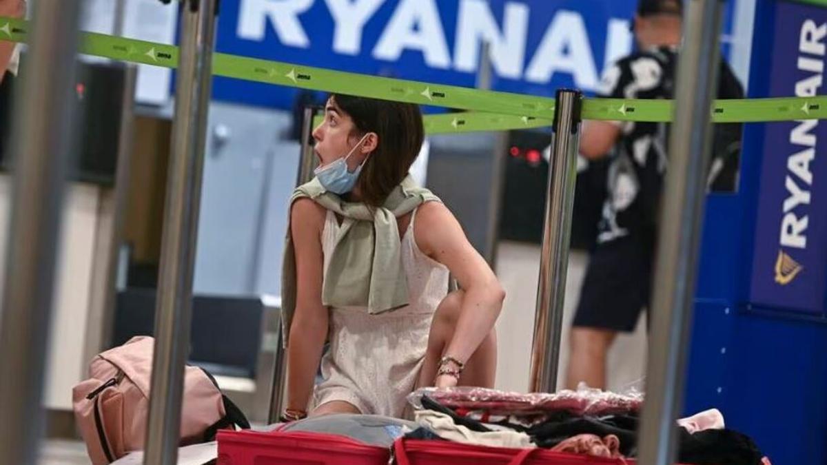 Maletas Aviones Ryanair  Novedades en 2024: Cambian las medidas del  equipaje de mano de Ryanair