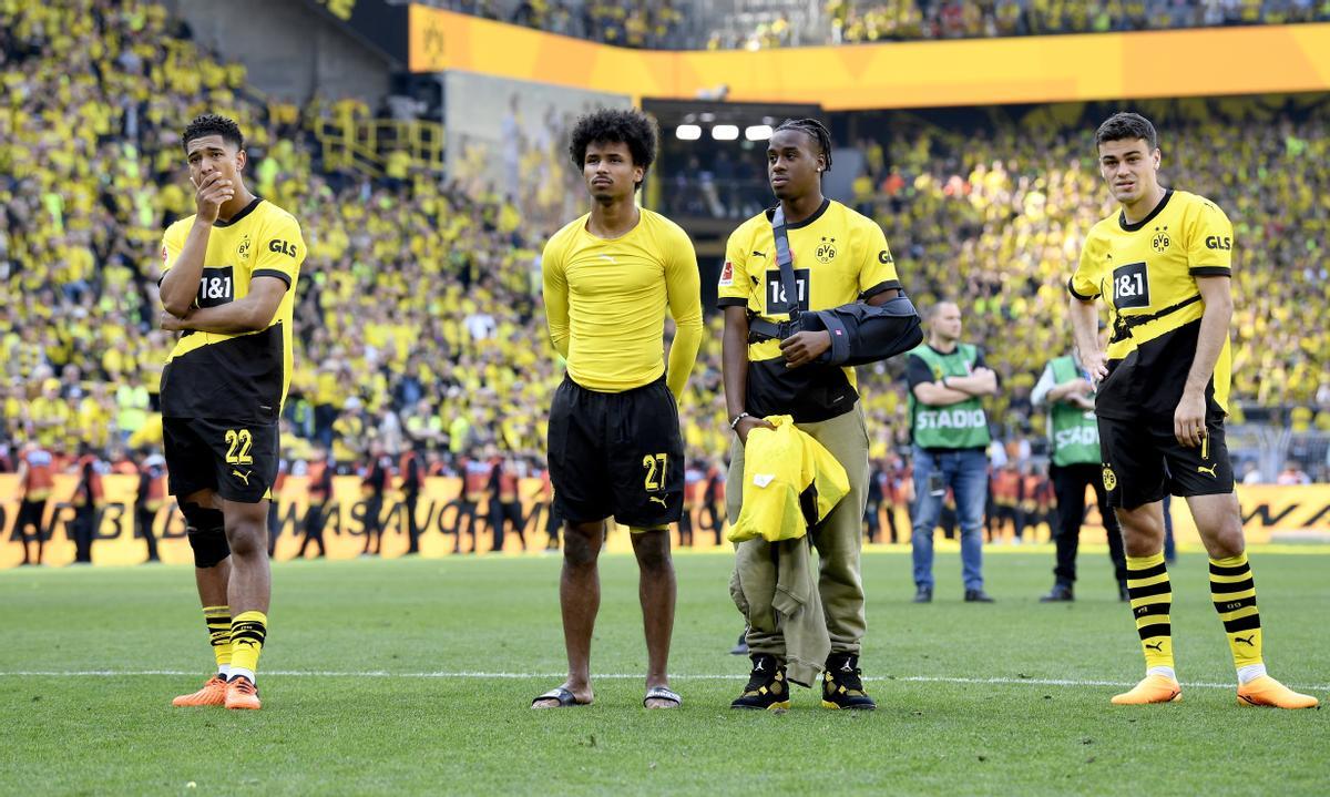 Los jugadores del Borussia Dortmund, desolados tras perder ante el Mainz 05.