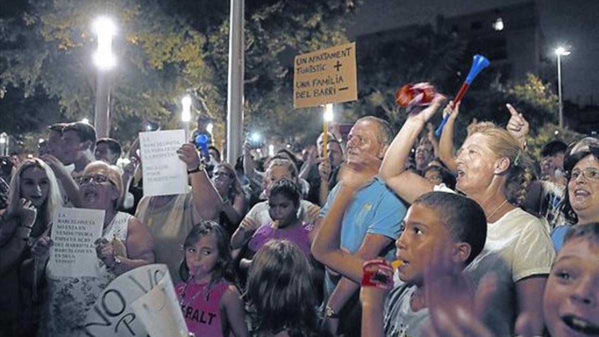 Manifestación vecinal contra los pisos turísticos en agosto del año pasado, en la Barceloneta.