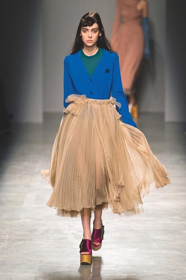 Look falda plisada de Rochas