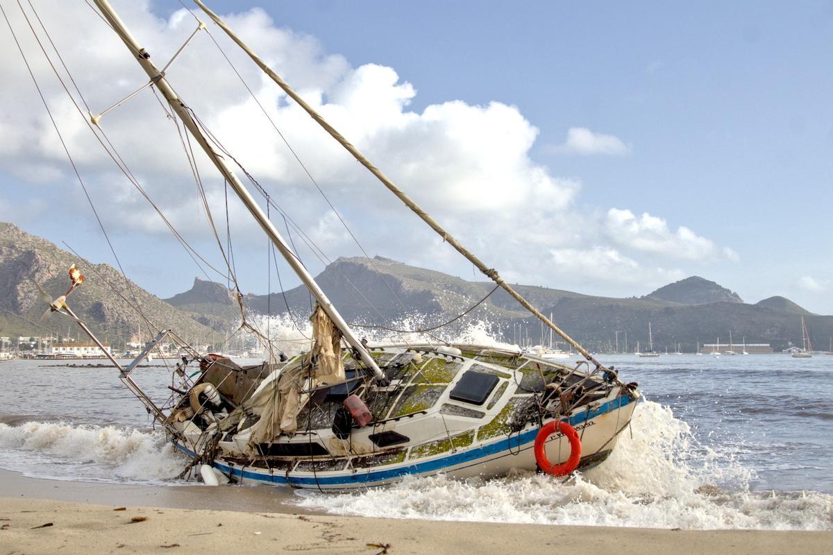 El velero, varado en la playa del Port de Pollença.