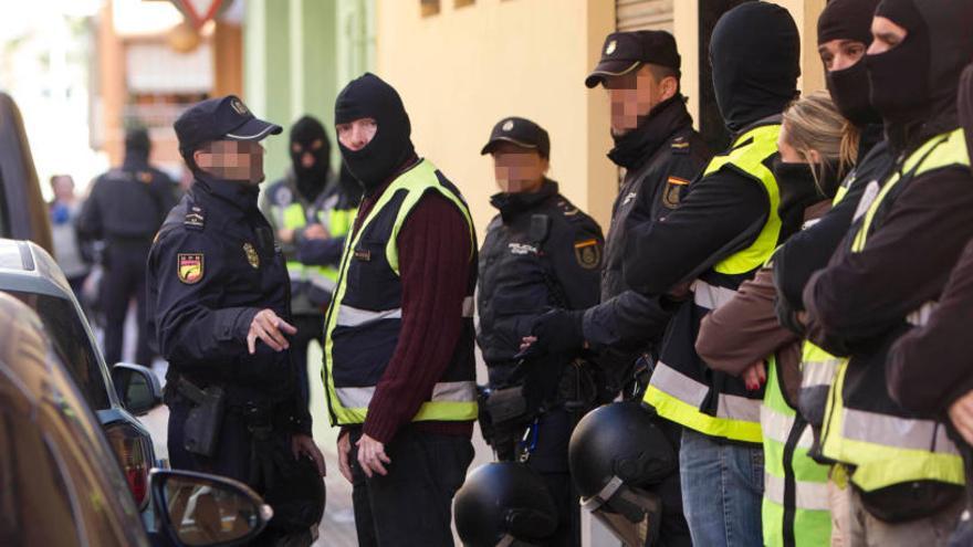 Agentes de la policía, durante un despliegue antiterrorista.  d. tortajada