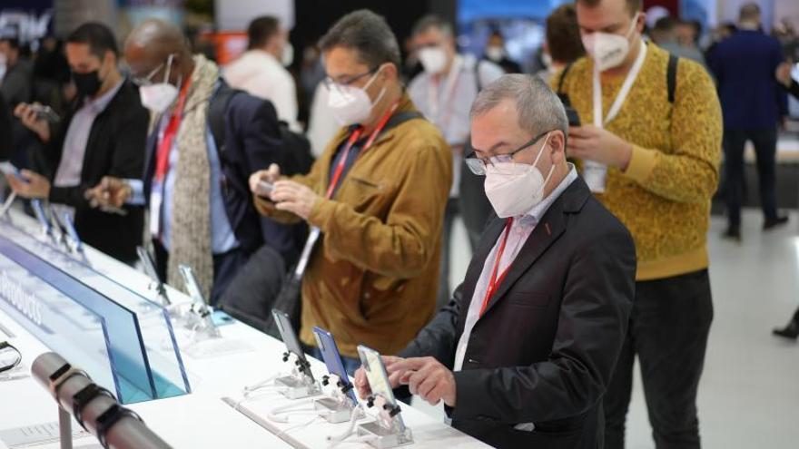 Visitants en un dels espais del Mobile World Congress de Barcelona, ahir al matí.  | ENRIC FONTCUBERTA