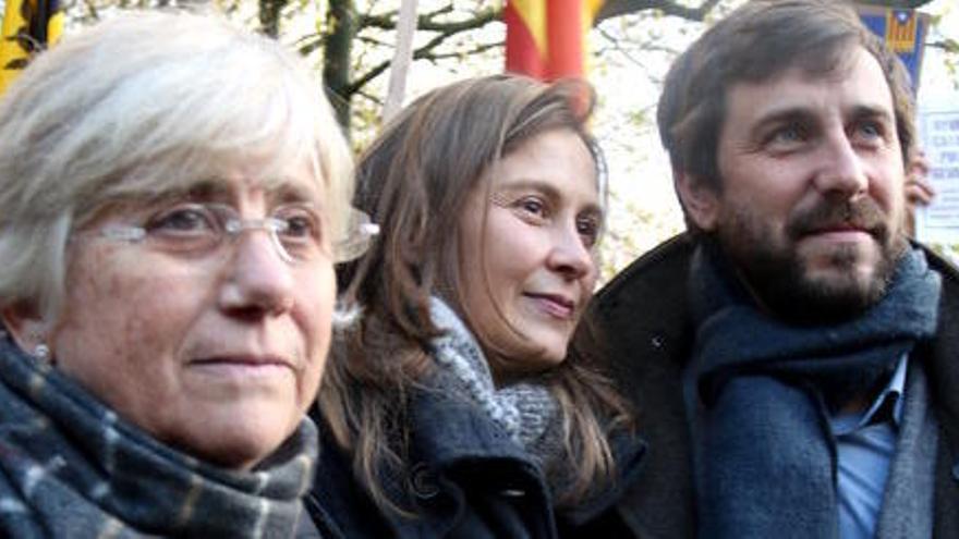 Clara Ponsatí, amb Toni Comín i Meritxell Serret a Brussel·les.