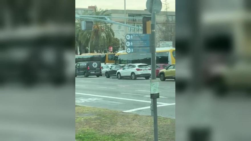 Coches parados en la Diagonal a causa de la manifestación de los técnicos sanitarios