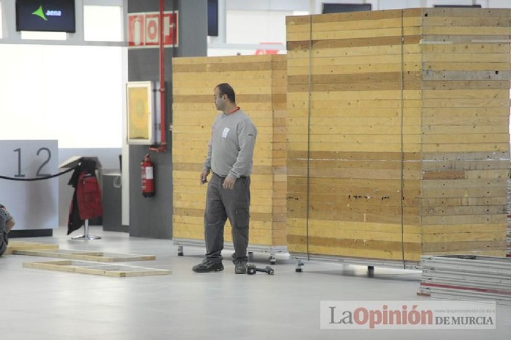 El delegado del Gobierno visita el aeropuerto de Corvera