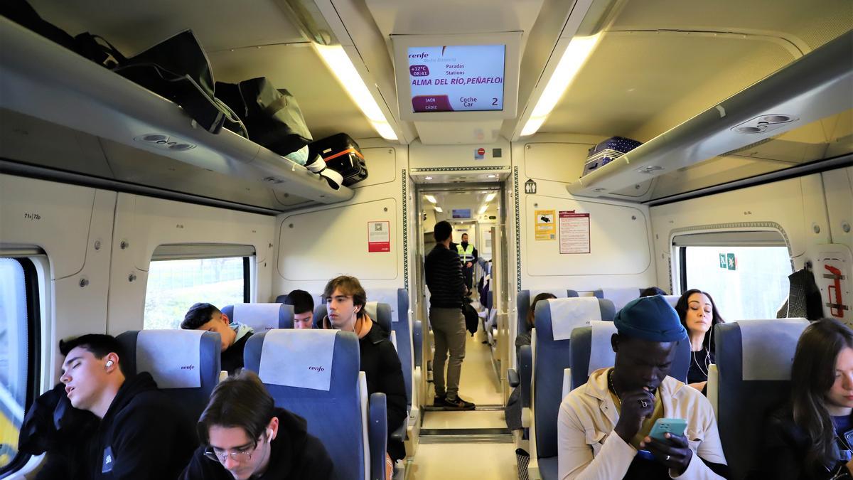 Usuarios del tren del Valle del Guadalquivir en el primer día de servicio.