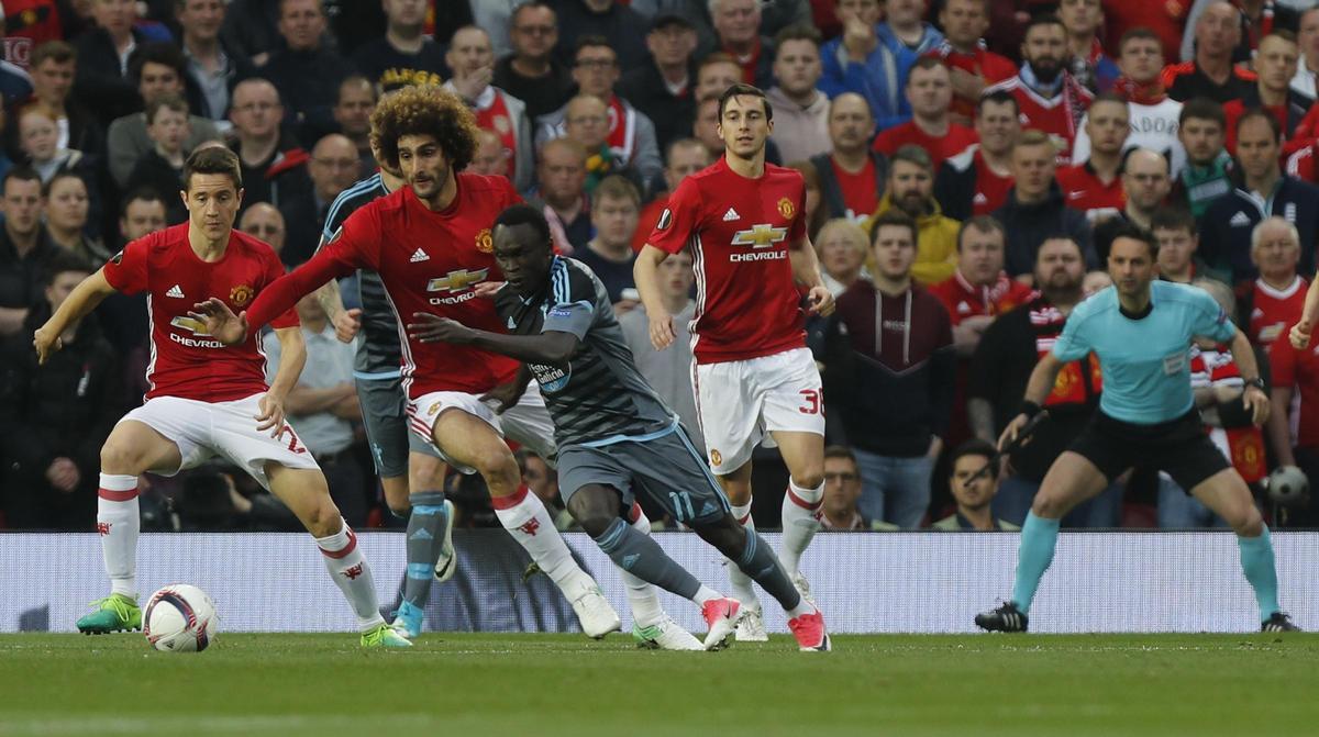 Pione Sisto encara a la defensa del United