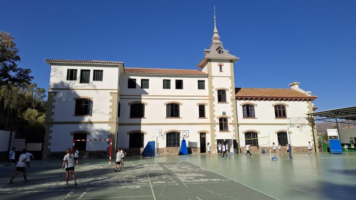 Patio del colegio El Monte desde el que se contempla el emblemático edificio de Guerrero Strachan.