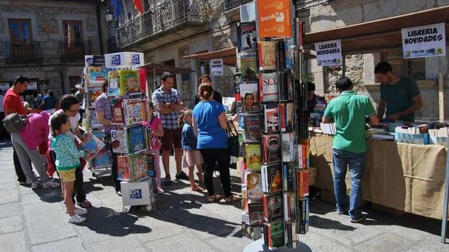 Feria del libro de A Guarda en la pasada edición. // D.B.M.