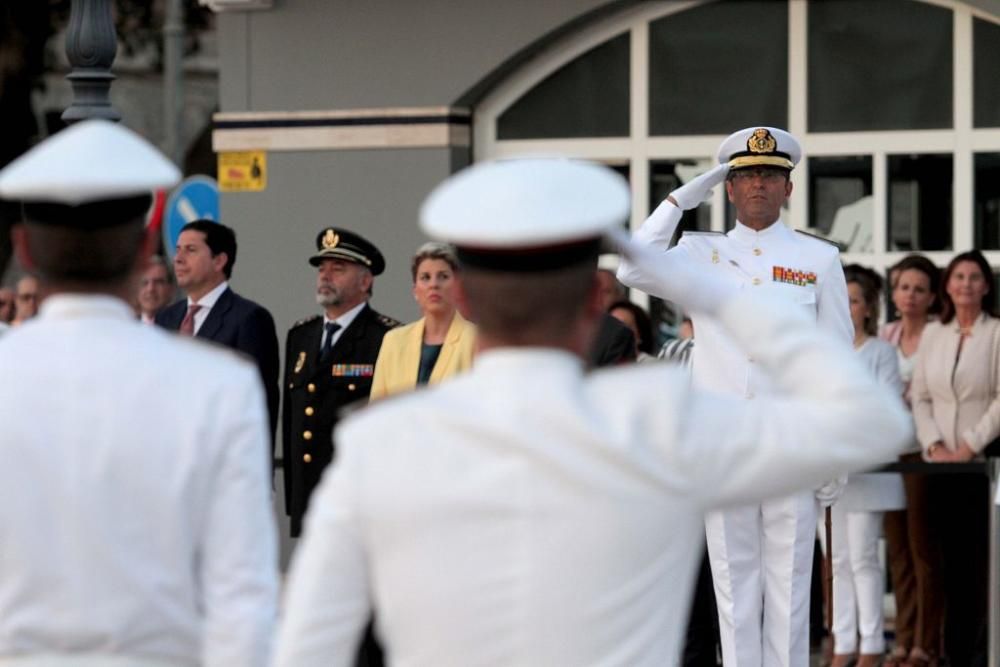 Honores a la bandera en el puerto