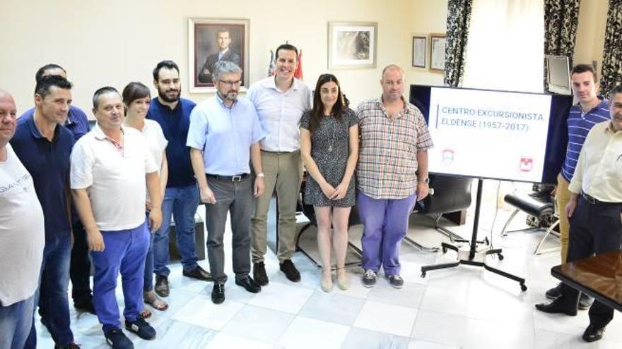 Integrantes del Centro Excursionista y la corporación municipal durante el anuncio de la entrega de la Medalla de Oro.