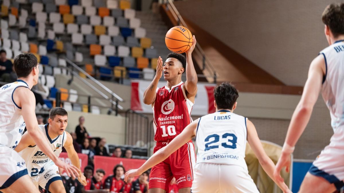 Carlos Alias busca un pase ante tres jugadores del Manresa.