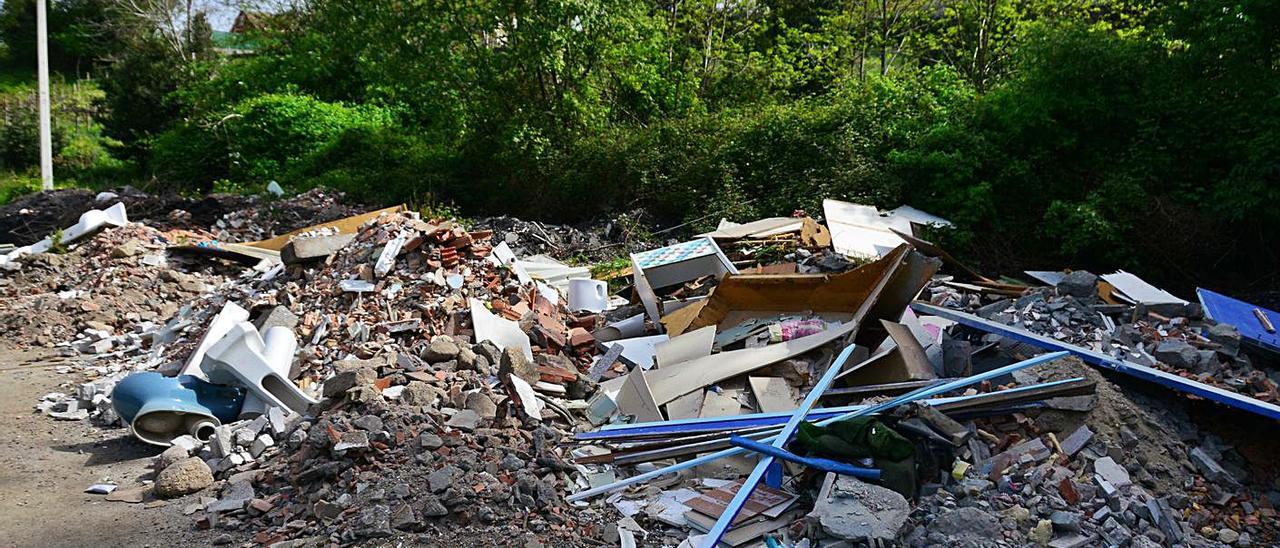 Vertido de escombros y restos de un lavabo, en el barrio moañés de O Casal. | Gonzalo Núñez