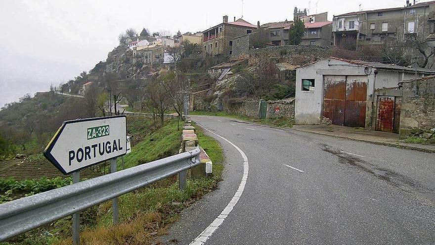 Tramo de la travesía de Fermoselle, en su conexión con la vía de Portugal.