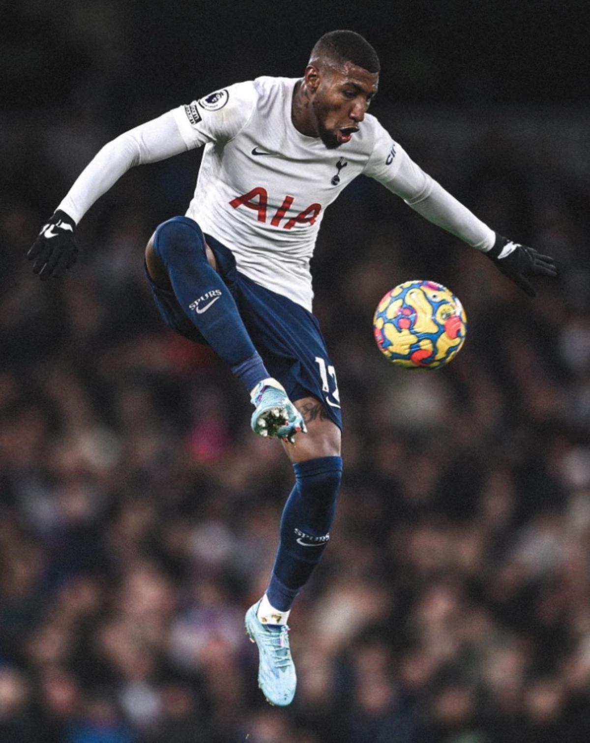 Emerson en un partido con el Tottenham