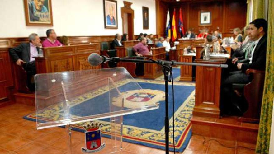 Imagen del pleno de ayer, con el atril preparado para los comparecientes convocados, que finalmente no acudieron. | s. blanco