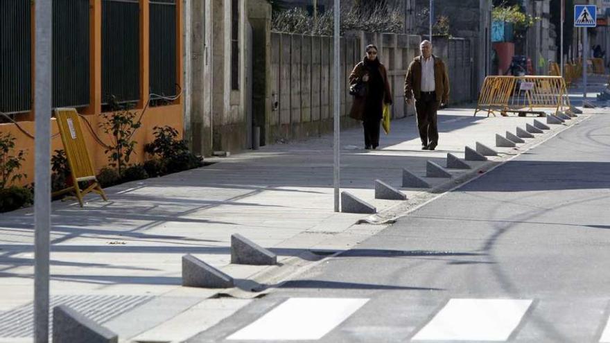 Hilera de bolardos triangulares que separa la acera de la calzada en la avenida Julián Valverde. // José Lores