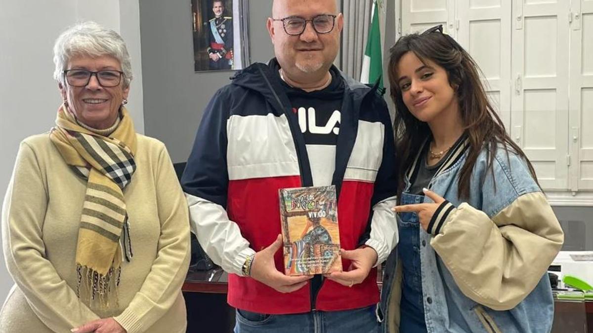 Camila Cabello, con su abuela y el alcalde de Torre del Mar