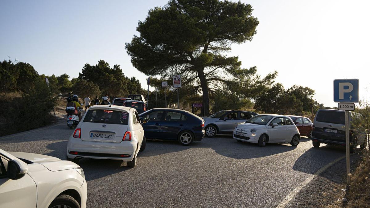 Atasco en el acceso al mirador de es Vedrà