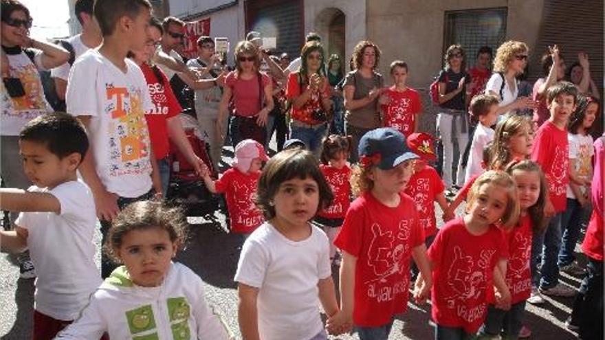 Unos niños durante el pasacalles.f vicent m. pastor