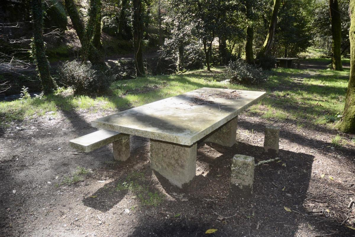 Una mesa con uno de los bancos en mal estado en el parque de Barosa, en Barro.