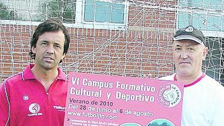 Iván Iglesias y Novo, con el cartel del campus.