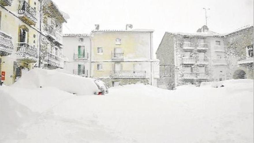 El pequeño municipio de Ares, en la comarca de l&#039;Alt Maestrat, bajo un impresionante manto blanco.