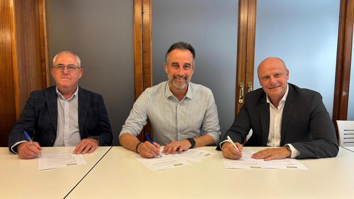 El gerente del IBAVI, Roberto Maria Cayuela, el conseller de Vivienda, Territorio y Movilidad del Govern de les Illes Balears, José Luis Mateo junto con el presidente del clúster, José María Bauzá de Mirabó en el acto de la firma.