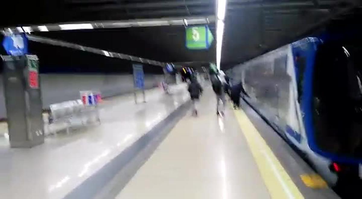 Un grupo de grafiteros pinta un tren del Metro de Madrid. Cuando un trabajador les llama la atención, uno de ellos, tapado con una careta, se acerca en actitud amenazante.