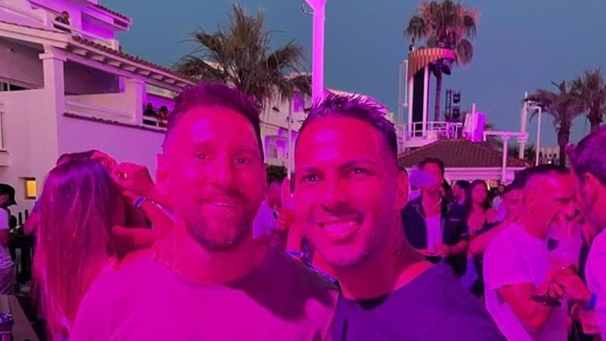 Leo Messi y Jonathan Viera, en Ibiza.